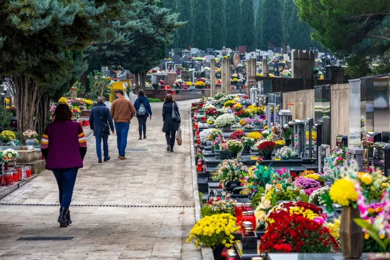 Na blagdan Svih svetih građani diljem Hrvatske prisjećaju se najmilijih: Po&scaron;tujući epidemiolo&scaron;ke mjere obilaze njihove grobove