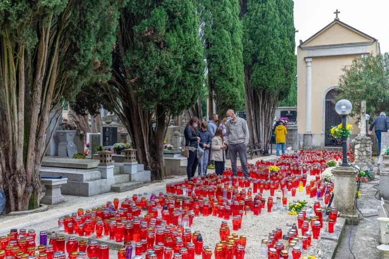 Na blagdan Svih svetih građani diljem Hrvatske prisjećaju se najmilijih: Po&scaron;tujući epidemiolo&scaron;ke mjere obilaze njihove grobove