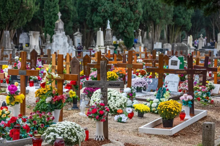 Na blagdan Svih svetih građani diljem Hrvatske prisjećaju se najmilijih: Po&scaron;tujući epidemiolo&scaron;ke mjere obilaze njihove grobove