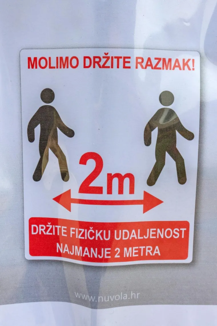 Na blagdan Svih svetih građani diljem Hrvatske prisjećaju se najmilijih: Po&scaron;tujući epidemiolo&scaron;ke mjere obilaze njihove grobove