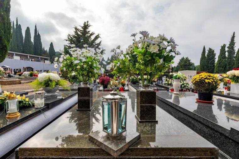 Na blagdan Svih svetih građani diljem Hrvatske prisjećaju se najmilijih: Po&scaron;tujući epidemiolo&scaron;ke mjere obilaze njihove grobove