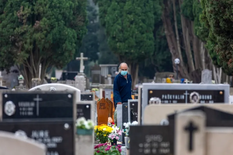 Na blagdan Svih svetih građani diljem Hrvatske prisjećaju se najmilijih: Po&scaron;tujući epidemiolo&scaron;ke mjere obilaze njihove grobove