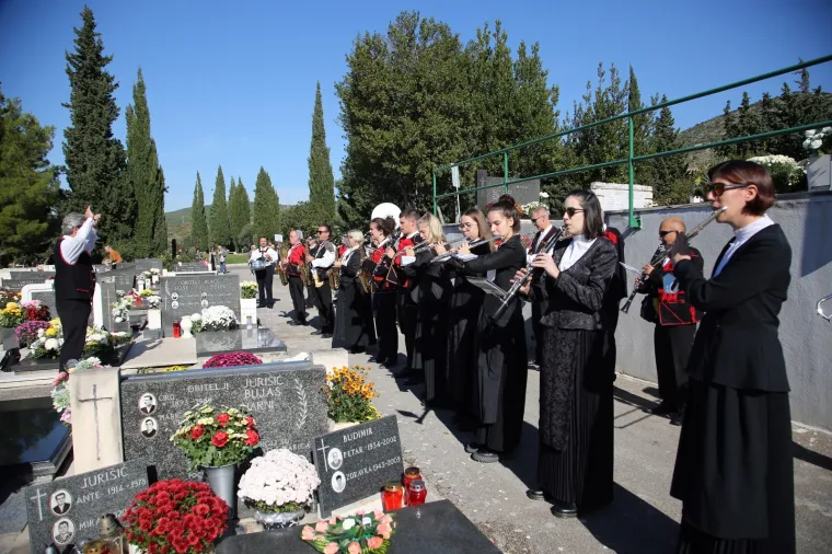 Na blagdan Svih svetih građani diljem Hrvatske prisjećaju se najmilijih: Po&scaron;tujući epidemiolo&scaron;ke mjere obilaze njihove grobove