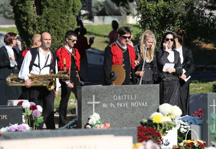 Na blagdan Svih svetih građani diljem Hrvatske prisjećaju se najmilijih: Po&scaron;tujući epidemiolo&scaron;ke mjere obilaze njihove grobove