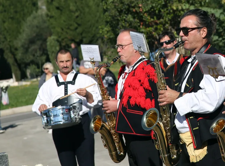 Na blagdan Svih svetih građani diljem Hrvatske prisjećaju se najmilijih: Po&scaron;tujući epidemiolo&scaron;ke mjere obilaze njihove grobove