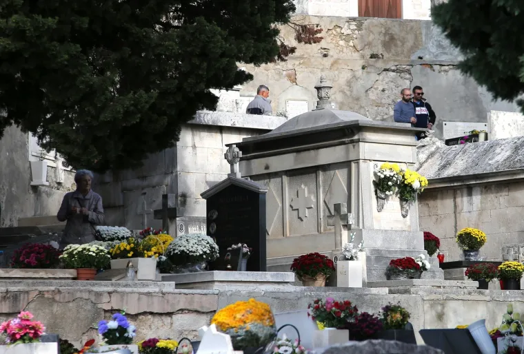 Na blagdan Svih svetih građani diljem Hrvatske prisjećaju se najmilijih: Po&scaron;tujući epidemiolo&scaron;ke mjere obilaze njihove grobove