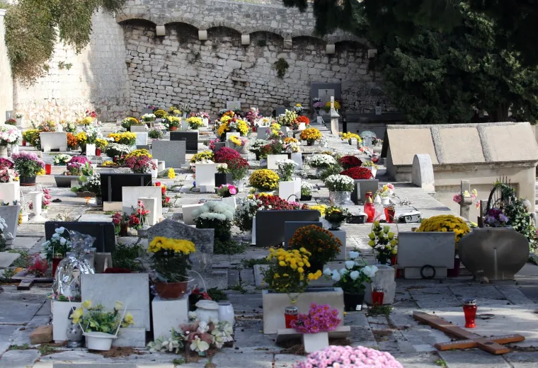 Na blagdan Svih svetih građani diljem Hrvatske prisjećaju se najmilijih: Po&scaron;tujući epidemiolo&scaron;ke mjere obilaze njihove grobove