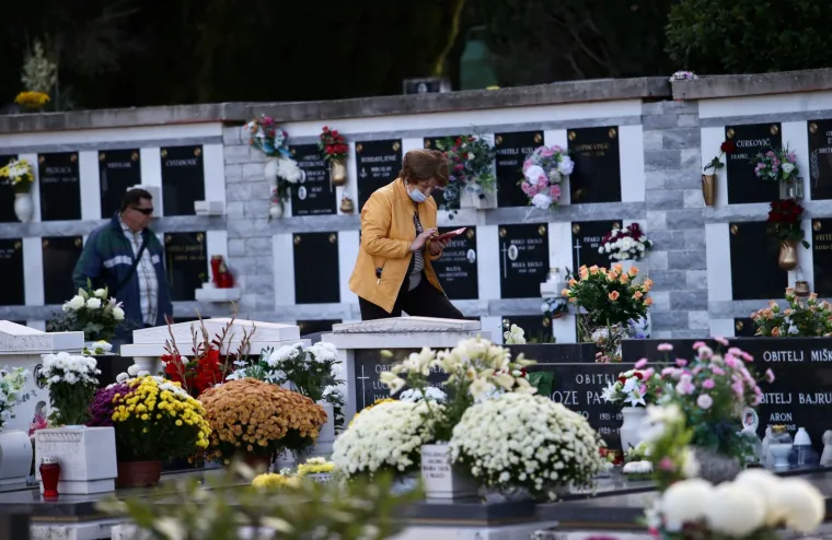 Na blagdan Svih svetih građani diljem Hrvatske prisjećaju se najmilijih: Po&scaron;tujući epidemiolo&scaron;ke mjere obilaze njihove grobove