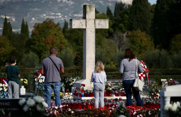 Na blagdan Svih svetih građani diljem Hrvatske prisjećaju se najmilijih: Po&scaron;tujući epidemiolo&scaron;ke mjere obilaze njihove grobove