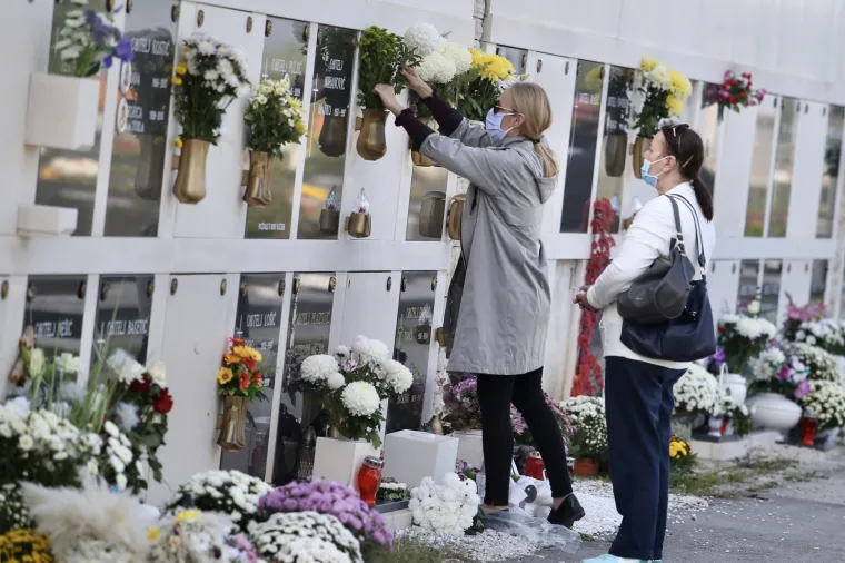 Na blagdan Svih svetih građani diljem Hrvatske prisjećaju se najmilijih: Po&scaron;tujući epidemiolo&scaron;ke mjere obilaze njihove grobove