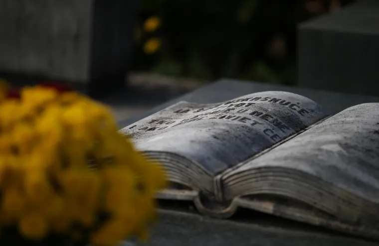 Na blagdan Svih svetih građani diljem Hrvatske prisjećaju se najmilijih: Po&scaron;tujući epidemiolo&scaron;ke mjere obilaze njihove grobove