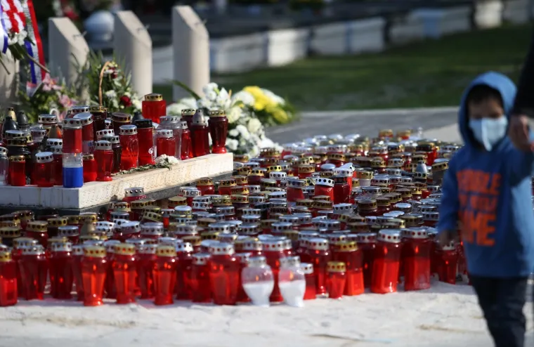 Na blagdan Svih svetih građani diljem Hrvatske prisjećaju se najmilijih: Po&scaron;tujući epidemiolo&scaron;ke mjere obilaze njihove grobove