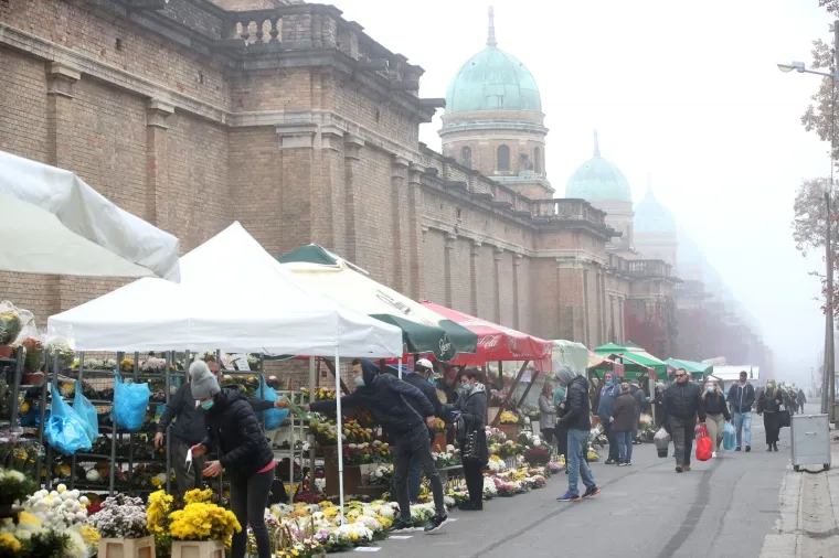 Na blagdan Svih svetih građani diljem Hrvatske prisjećaju se najmilijih: Po&scaron;tujući epidemiolo&scaron;ke mjere obilaze njihove grobove