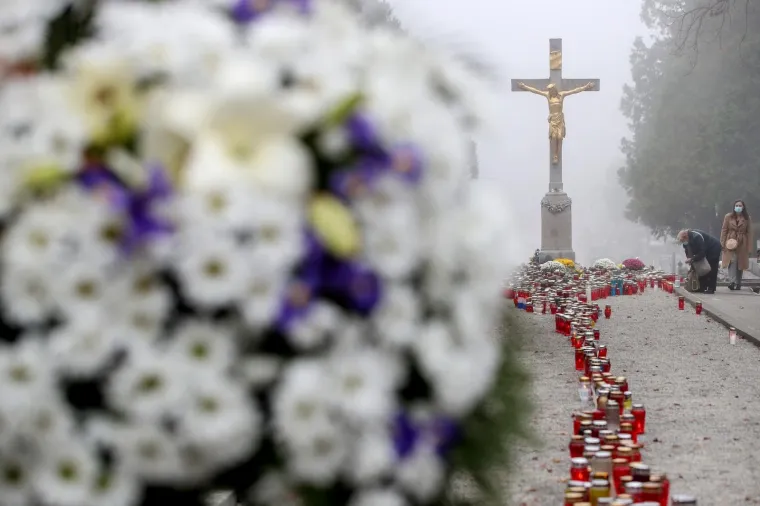 Na blagdan Svih svetih građani diljem Hrvatske prisjećaju se najmilijih: Po&scaron;tujući epidemiolo&scaron;ke mjere obilaze njihove grobove
