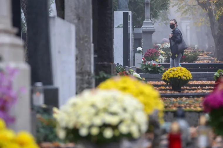 Na blagdan Svih svetih građani diljem Hrvatske prisjećaju se najmilijih: Po&scaron;tujući epidemiolo&scaron;ke mjere obilaze njihove grobove