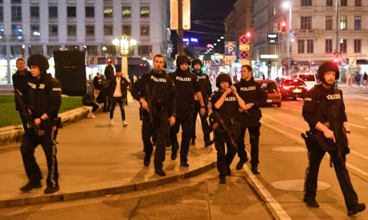 Teroristički napad dogodio se u ponedjeljka oko 20 sati na šest lokacija u Beču. Nepotpune informacije govore o najmanje troje mrtvih i 15 ranjenih osoba. Foto: Profimedia