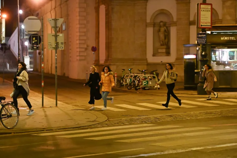 Cijeli grad je u blokadi, a prolaznici i vozila su preusmjeravani dalje od prvog okruga u kojem se zbio jedan od napada. Foto: Profimedia