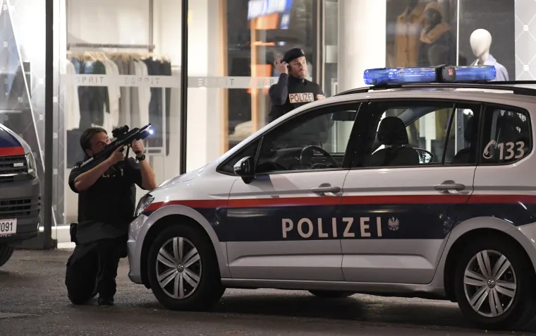 Naoružane patrole obilaze grad, a ponajviše okolicu mjesta napada tragajući za napadačima i pokušavajući spriječiti još novih napada. Foto: Profimedia