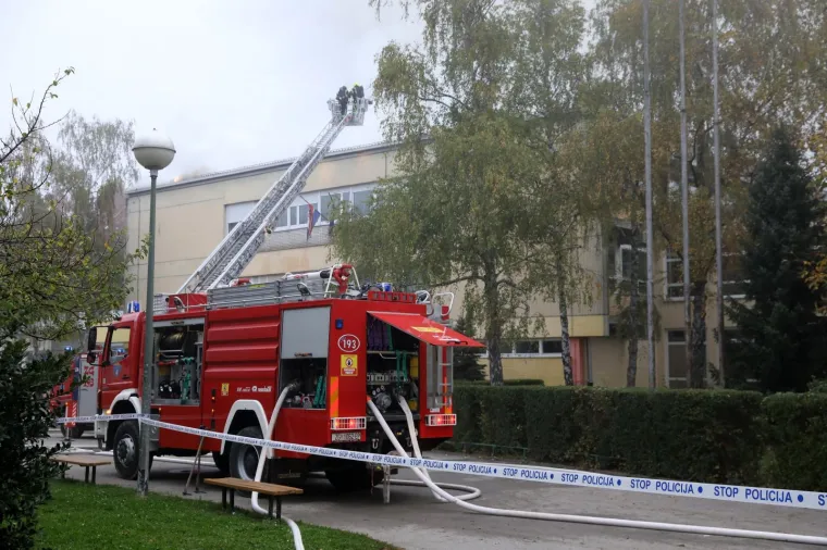 Vatrena stihija u Zagrebu: Gorjela osnovna &scaron;kola. Vatrogasci požar gasili gotovo tri sata