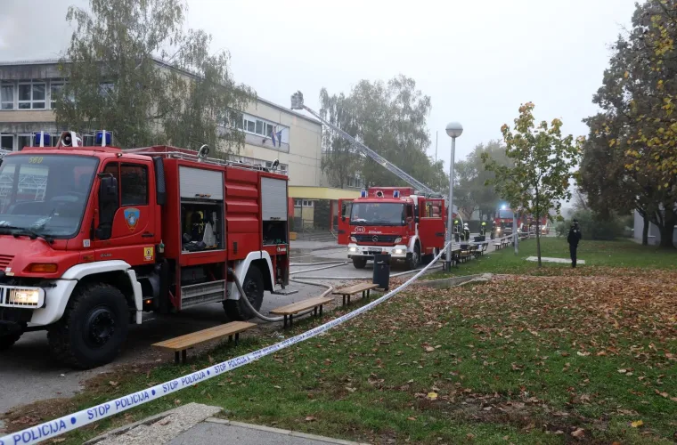 Vatrena stihija u Zagrebu: Gorjela osnovna &scaron;kola. Vatrogasci požar gasili gotovo tri sata