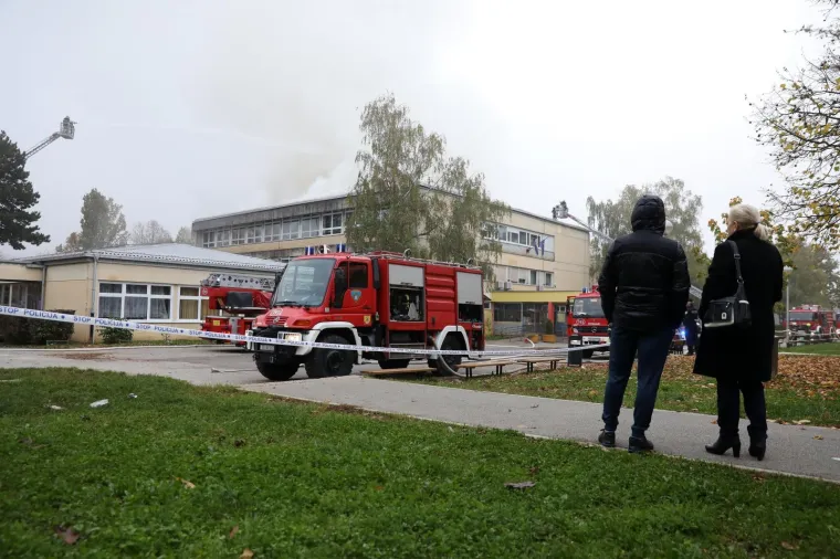 Vatrena stihija u Zagrebu: Gorjela osnovna &scaron;kola. Vatrogasci požar gasili gotovo tri sata
