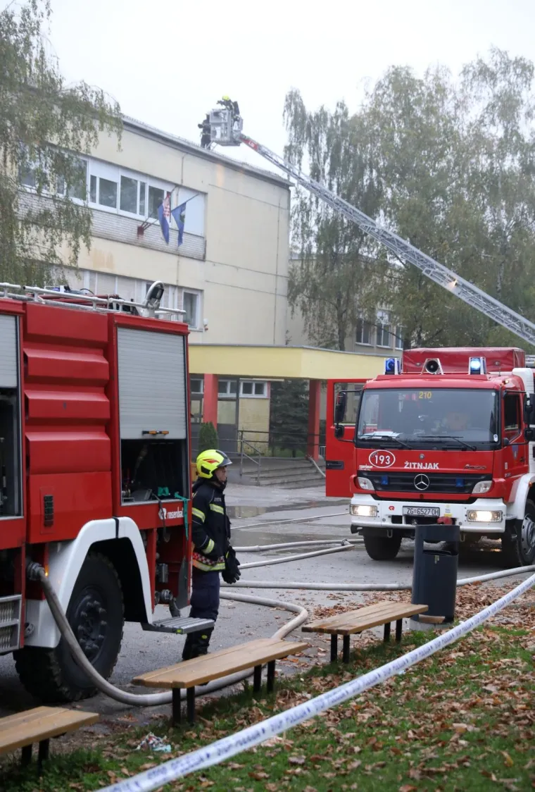 Vatrena stihija u Zagrebu: Gorjela osnovna &scaron;kola. Vatrogasci požar gasili gotovo tri sata