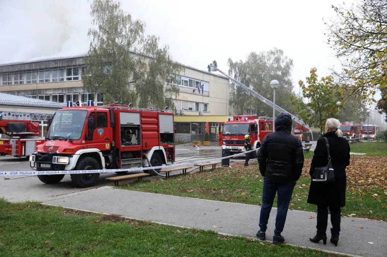 Vatrena stihija u Zagrebu: Gorjela osnovna &scaron;kola. Vatrogasci požar gasili gotovo tri sata