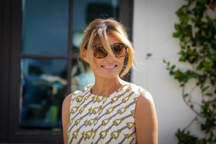Američka Prva dama Melania Trump obavila je svoju građansku dužnost i glasovala u Palm Beachu na Floridi. Na biralištu se pojavila u 10 sati ujutro po lokalnom vremenu, a ukrala je pažnju svojim upečatljivim stajlingom.