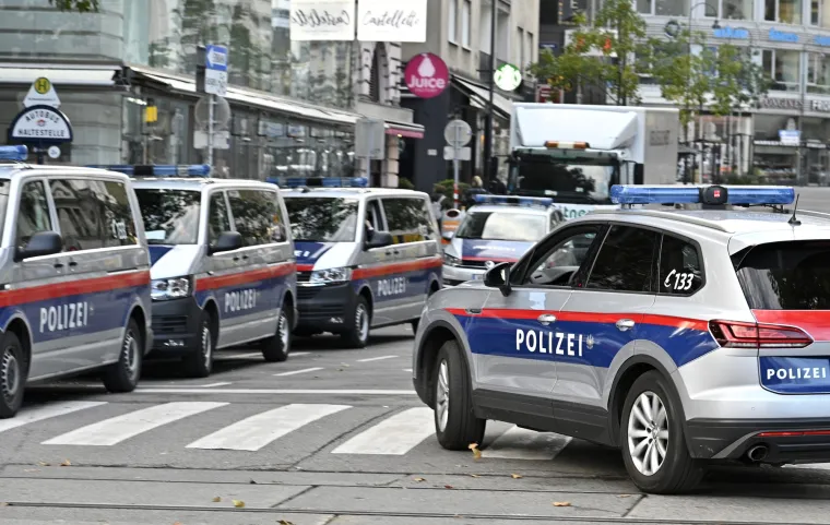 Osim policajaca i njihovih vozila na ulicama gotovo da i nema nikoga. Nastava je otkazana, a roditeljima se savjetuje da zadrže djecu kod kuće. Foto: Profimedia