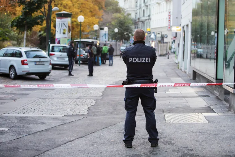 Šest poprišta napada još je uvijek zatvoreno zbog policijskog očevida. Ovo je scena s Morzinplatza, jednog od mjesta gdje je jedan (ili više) napadača otvorilo vatru prema nedužnim građanima. Foto: Profimedia