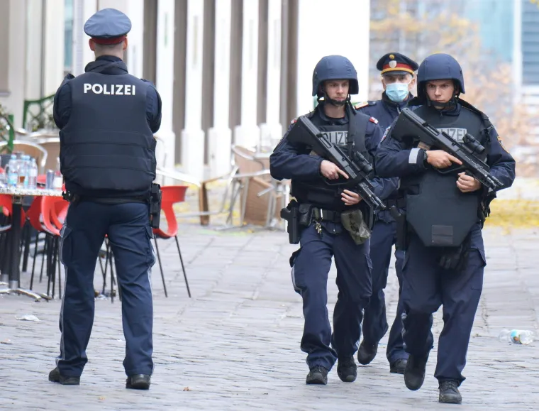 Dan nakon terorističkog napada u Beču u kojem su ubijene četiri osobe, a 14 ih je ozlijeđeno, teško naoružana policija i dalje patrolira ulicama. Foto: Profimedia