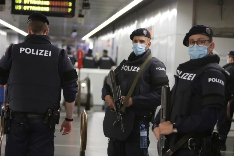 Patrole su razmještene na svim važnijim prometnim punktovima te u blizini važnih insititucija, jer je najmanje jedan napadač još u bijegu. Foto: Profimedia