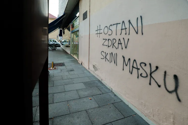 Na Nami na Kvatriću novi grafit: 'Ostani zdrav, skini masku'