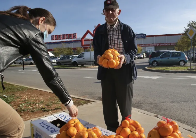 Starac u kratkom roku prodao sve mandarine