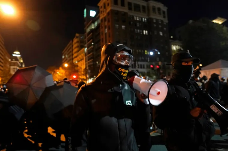 PROSVJEDI ISPRED BIJELE KUĆE U IZBORNOJ NOĆI: Donald Trump ili Joe Biden? Čekaju se rezultati neizvjesnih izbora