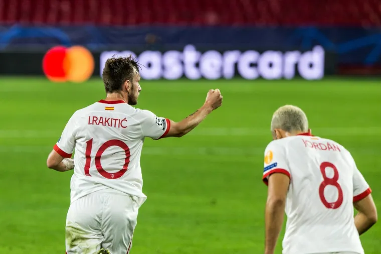 [FOTO] DAME I GOSPODO: Glavna pozornica večeri pripada Ivanu Rakitiću; Svjetla reflektora uperena su u njega