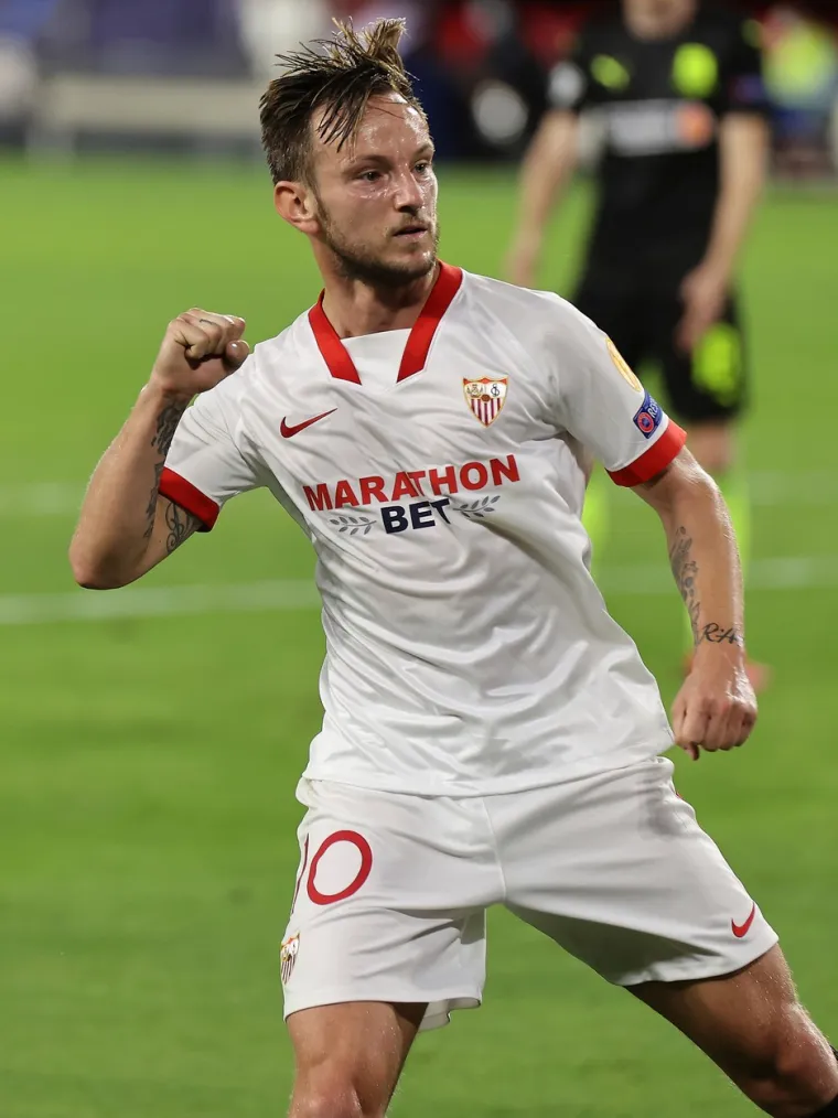 [FOTO] DAME I GOSPODO: Glavna pozornica večeri pripada Ivanu Rakitiću; Svjetla reflektora uperena su u njega