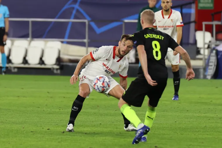 [FOTO] DAME I GOSPODO: Glavna pozornica večeri pripada Ivanu Rakitiću; Svjetla reflektora uperena su u njega