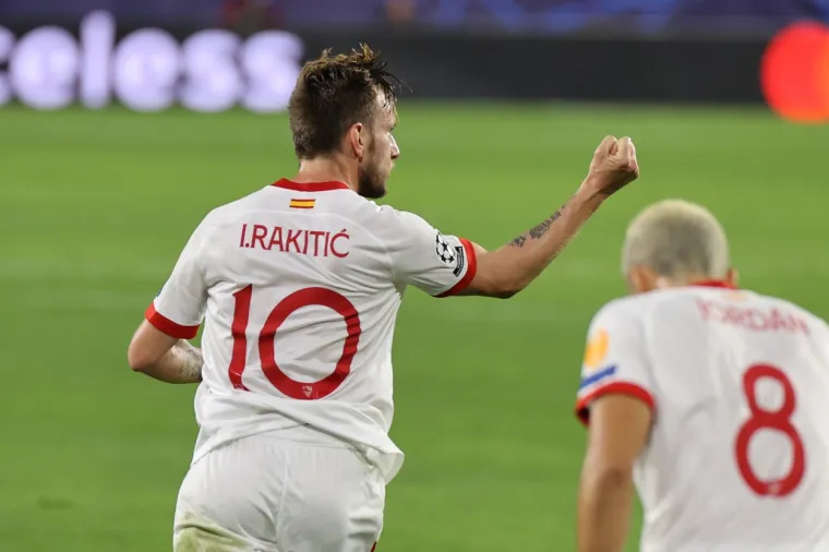 [FOTO] DAME I GOSPODO: Glavna pozornica večeri pripada Ivanu Rakitiću; Svjetla reflektora uperena su u njega