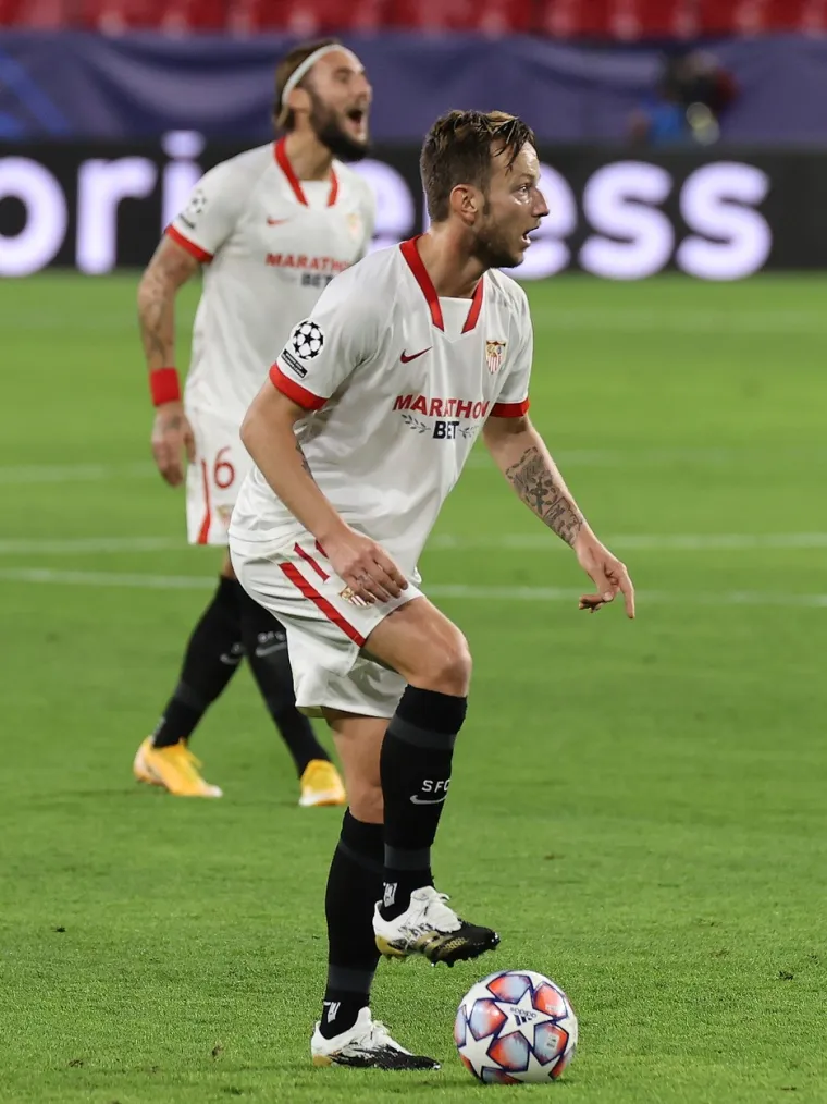 [FOTO] DAME I GOSPODO: Glavna pozornica večeri pripada Ivanu Rakitiću; Svjetla reflektora uperena su u njega