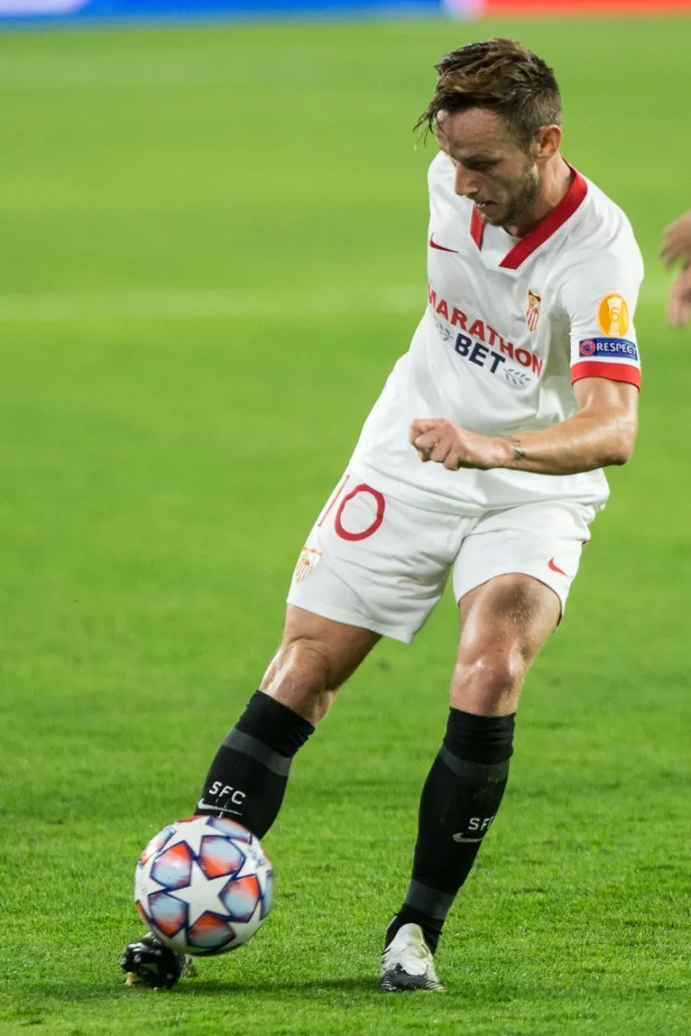 [FOTO] DAME I GOSPODO: Glavna pozornica večeri pripada Ivanu Rakitiću; Svjetla reflektora uperena su u njega