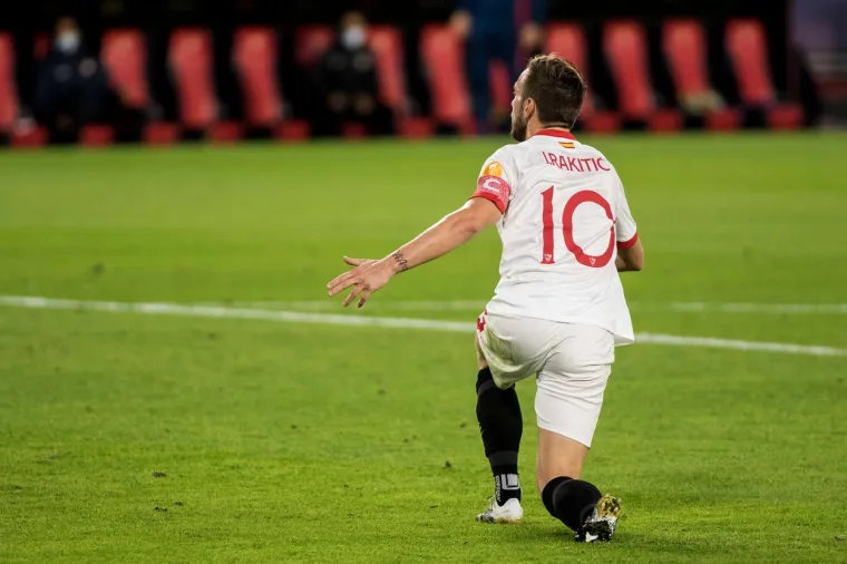 [FOTO] DAME I GOSPODO: Glavna pozornica večeri pripada Ivanu Rakitiću; Svjetla reflektora uperena su u njega