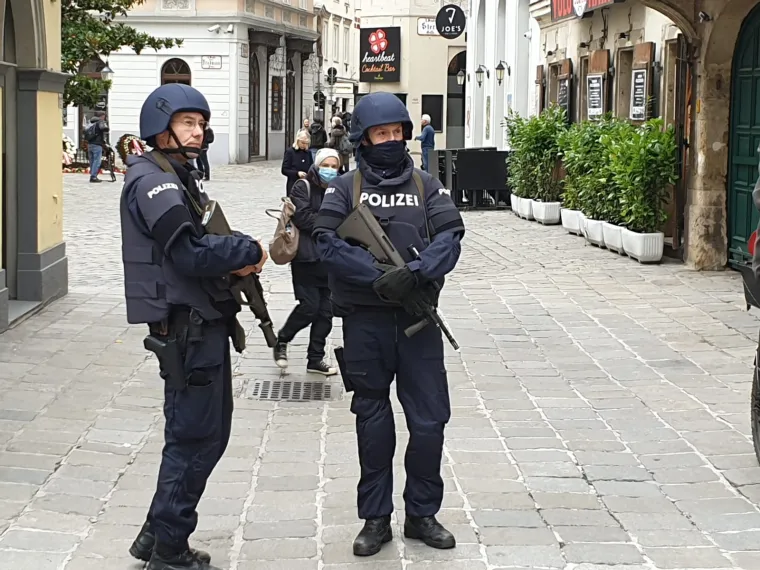 Snažne policijske i vojne snage na ulicama Beča