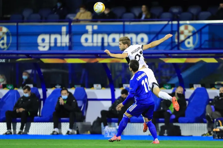 [FOTO] OVAKO TO IZGLEDA VEČERAS NA MAKSIMIRU: Minuta &scaron;utnje i otužna atmosfera