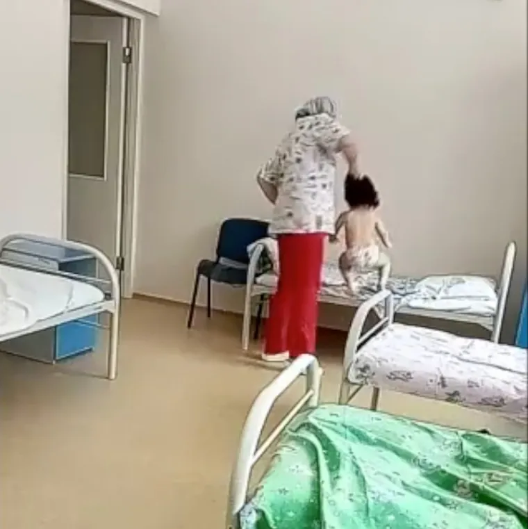 Uznemirujući video je snimila jedna majka, koja je u to vrijeme bila sa svojom djecom u bolnici. Rekla je kako je vidjela da sestra povlači curicu za kosu, ali da je isprva mislila da ne vidi dobro.