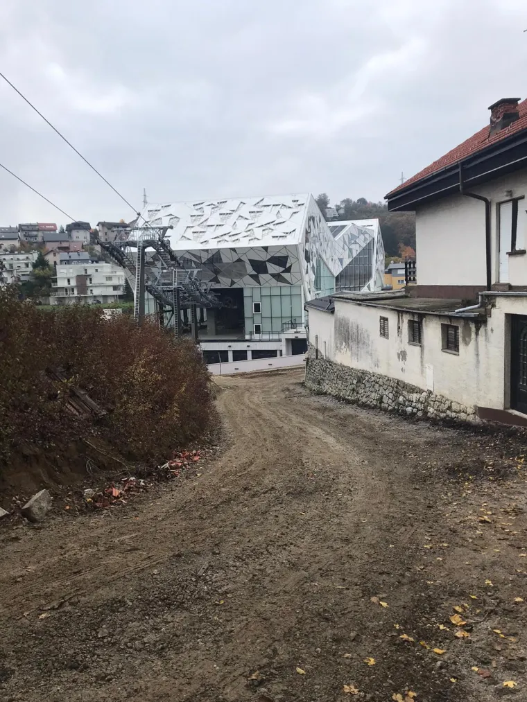 Stanari ulica oko donje postaje sljemenske žičare žive u blatu