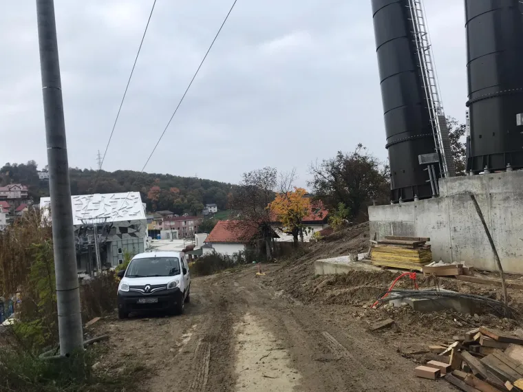 Stanari ulica oko donje postaje sljemenske žičare žive u blatu