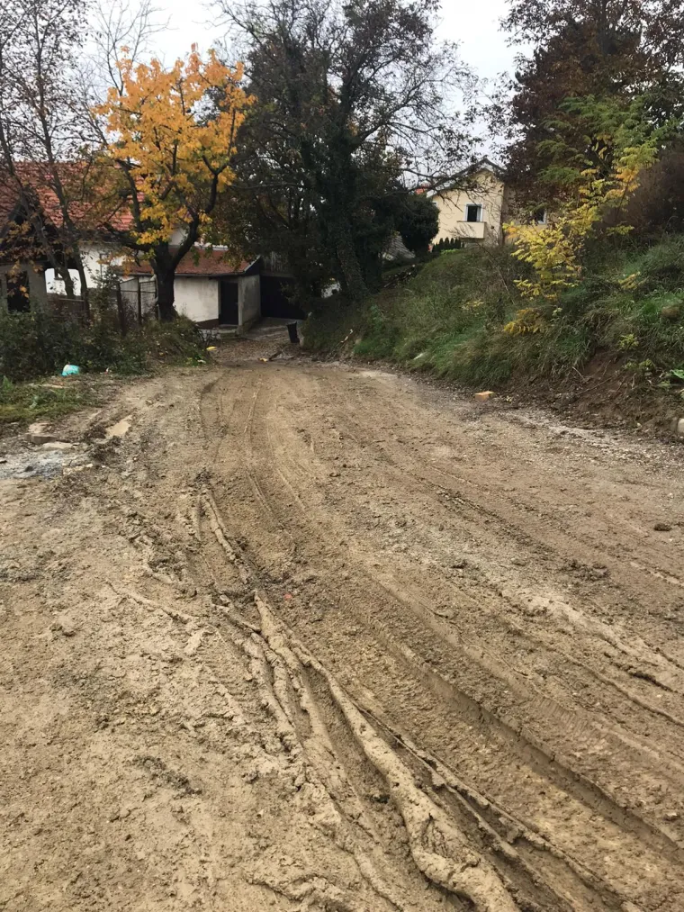 Stanari ulica oko donje postaje sljemenske žičare žive u blatu