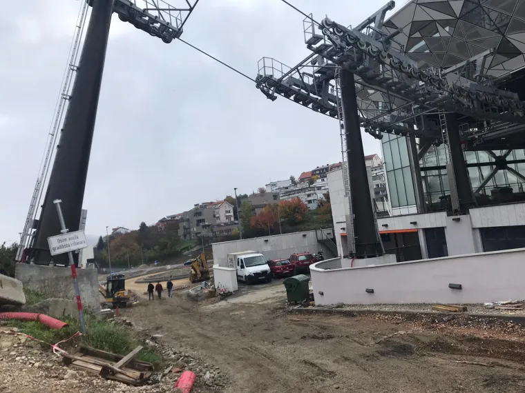 Stanari ulica oko donje postaje sljemenske žičare žive u blatu