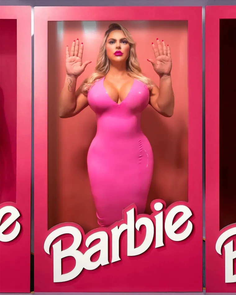 Lu Duarte, model i nositeljica titule Miss BumBum World za najbolju stražnjicu na svijetu, transformirala se u živuću seks lutku kako bi kritizirala standardizirane lutke za tu namjenu.